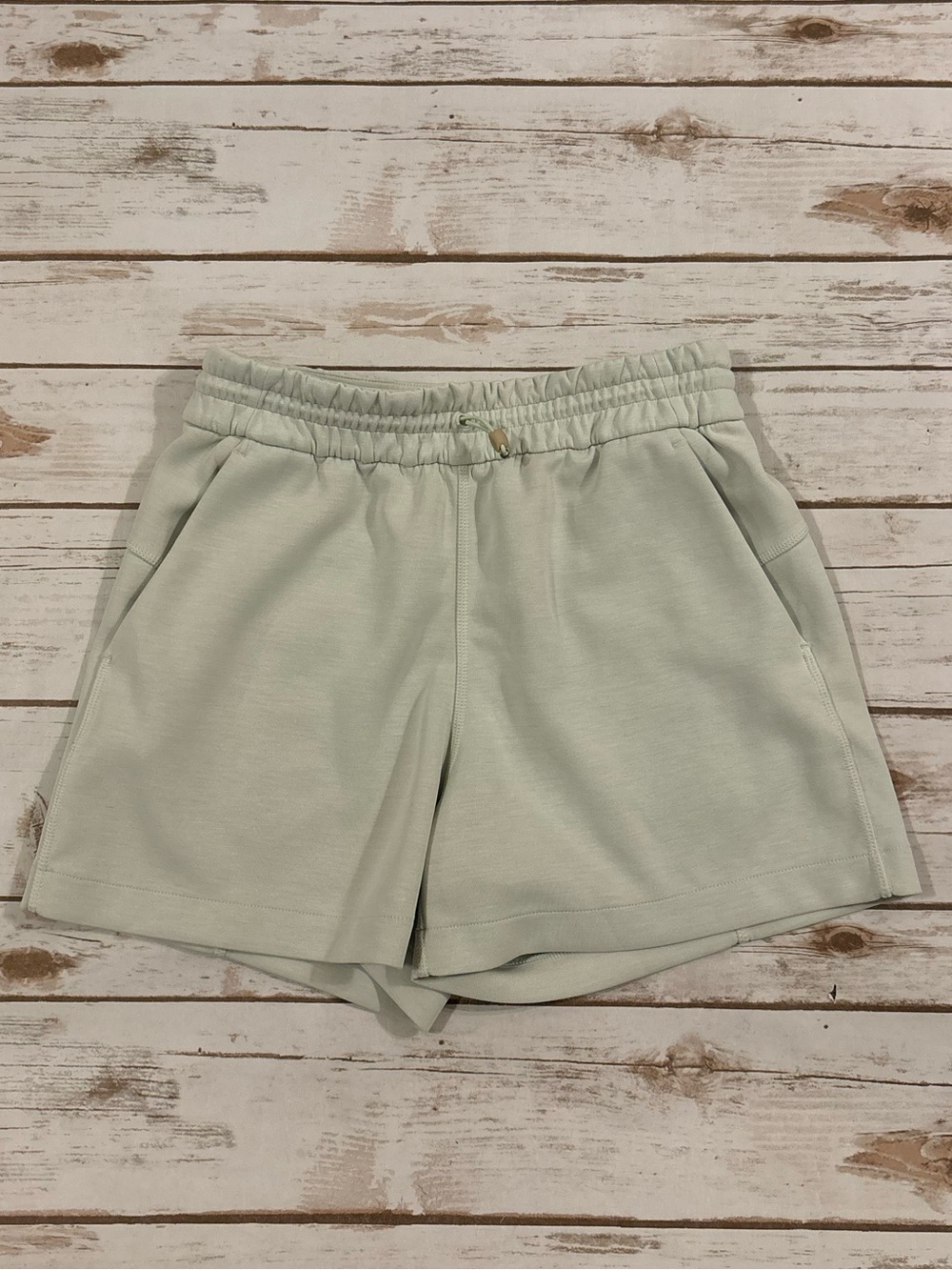 Lululemon Women’s Softstreme High-Rise Short 3.5"  Size 4